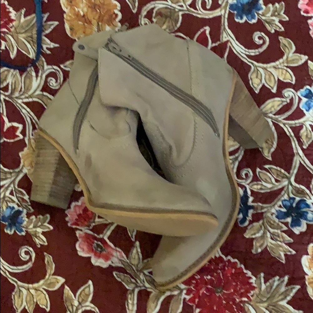 Short beige soft leather cowboy boot style